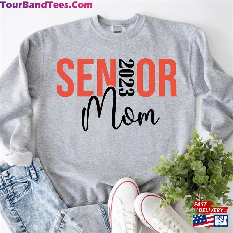 Senior Mom Sweatshirt Family Matching Graduation Sweater Graduate Apparel Unisex T-Shirt 29Uf191807 – Utopia Fashion