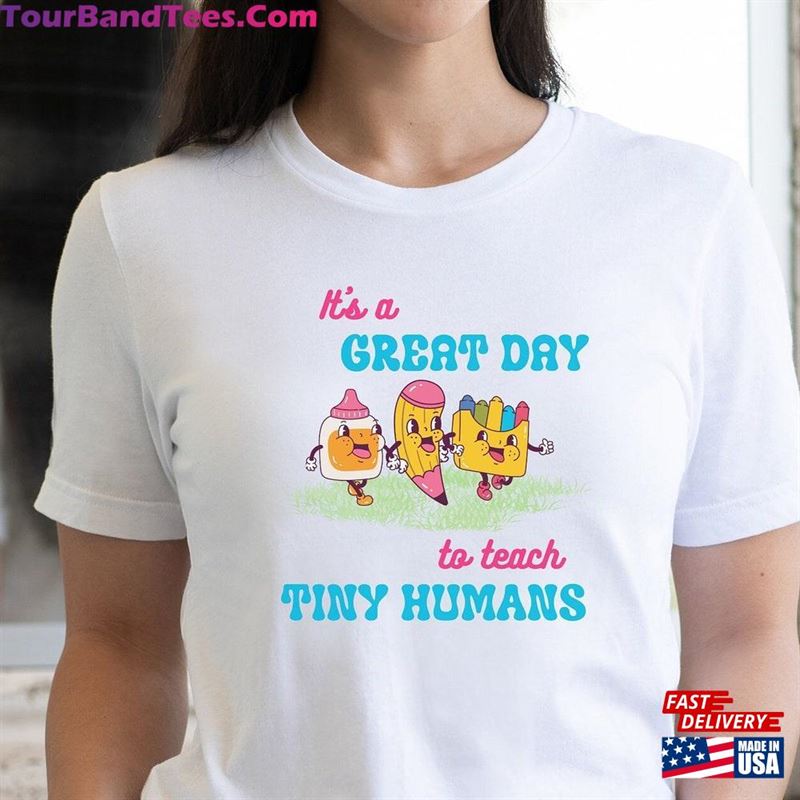 Teacher Appreciation Week Gifts For Preschool Kindergarten Teachers Retro Tees Its A Great Day To Teach Tiny Humans Vintage Cartoon Shirt Unisex Classic 29Uf206565 – Utopia Fashion